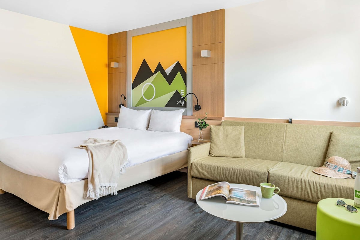 Hypo-allergenic bedding, in-room safe, desk, laptop workspace