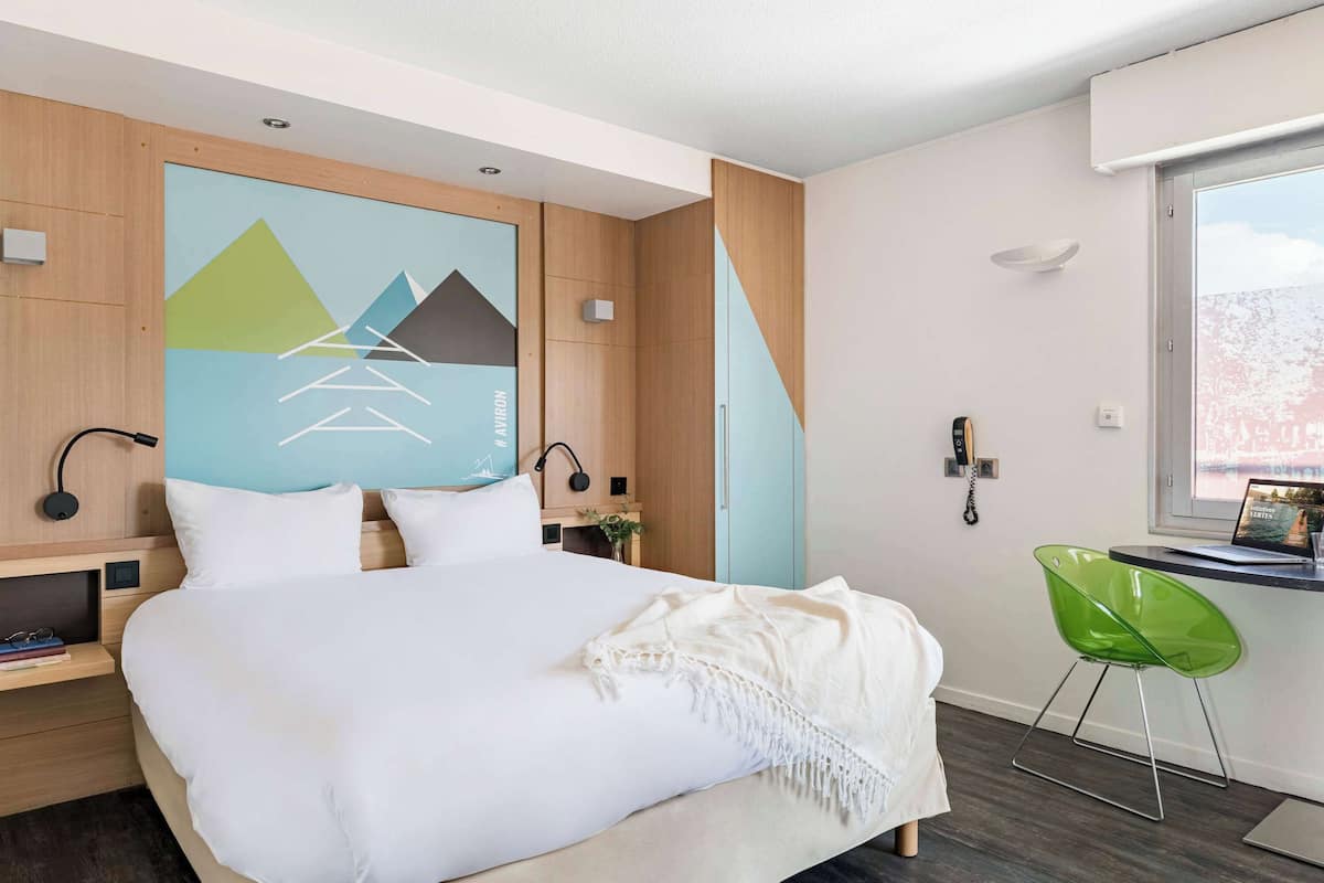 Standard Room, 1 Double Bed | In-room safe, desk, soundproofing, iron/ironing board