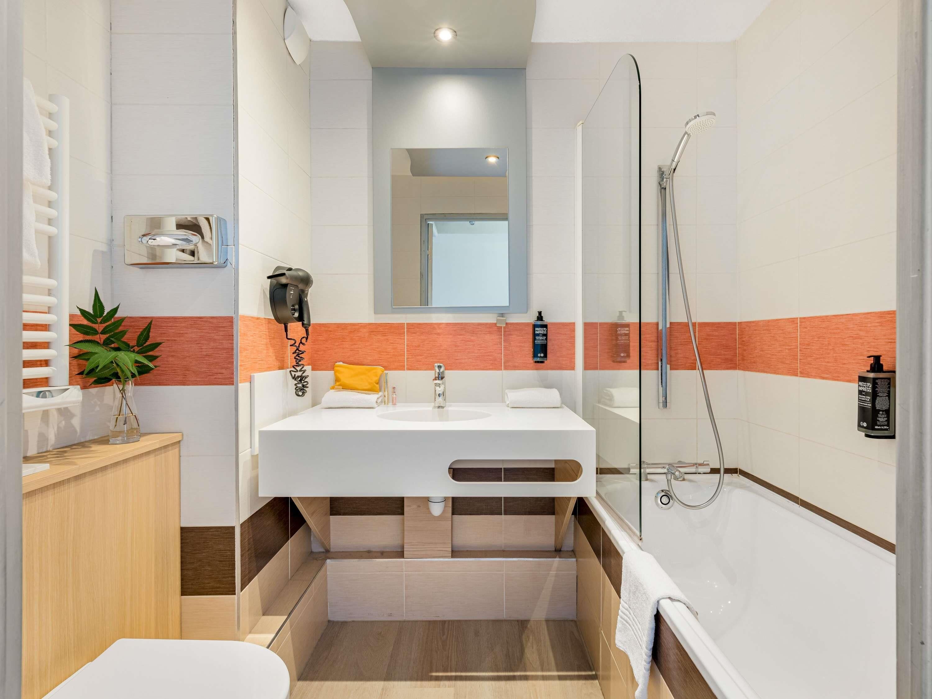 Artículos de higiene personal ecológicos, secador de pelo y toallas