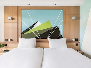 Habitación estándar, 2 camas individuales | Ropa de cama hipoalergénica y caja de seguridad en la habitación