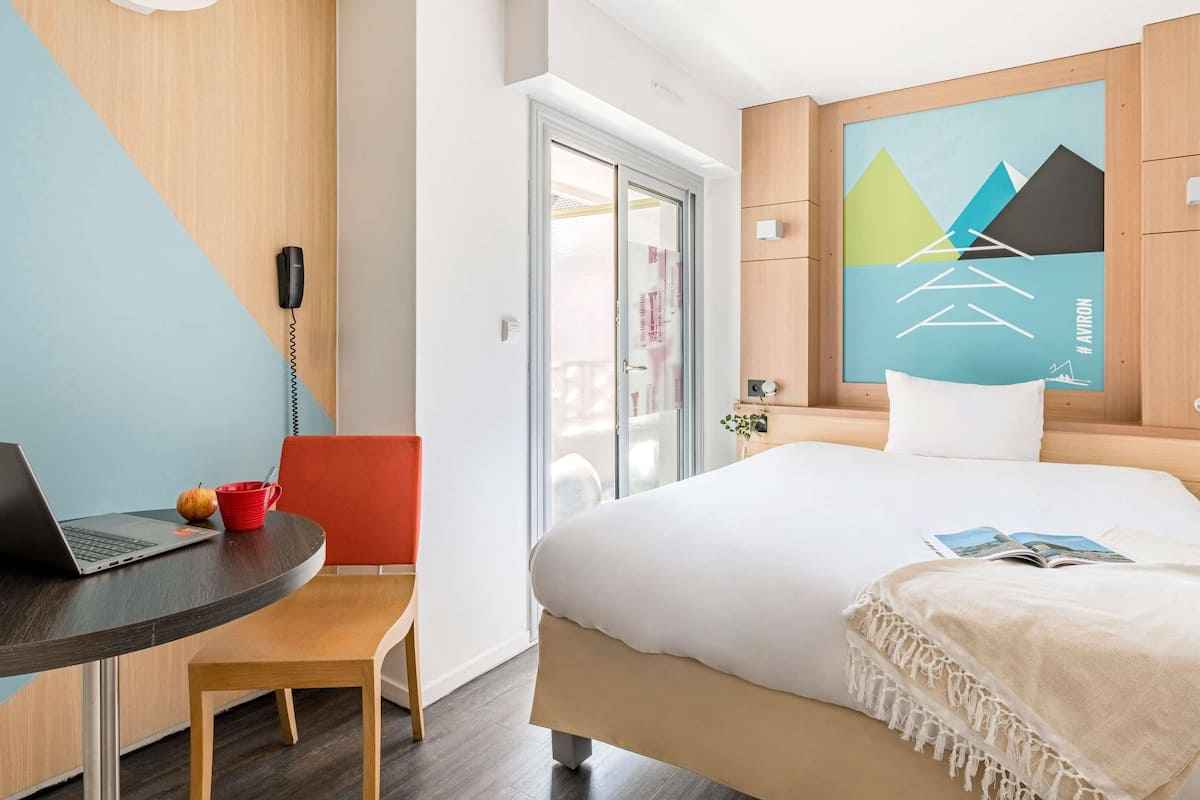 Hypo-allergenic bedding, in-room safe, desk, laptop workspace