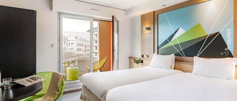 Standaard kamer, 2 eenpersoonsbedden | Hypoallergeen beddengoed, een kluis op de kamer, een bureau