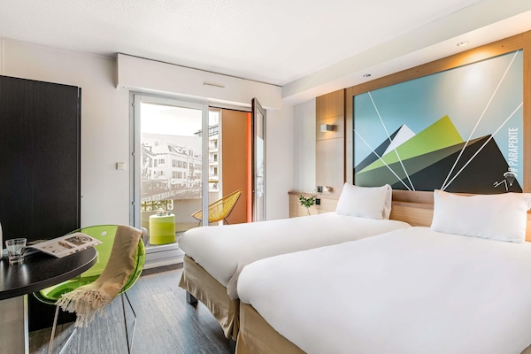 Standard Room, 2 Twin Beds | Hypo-allergenic bedding, in-room safe, desk, laptop workspace