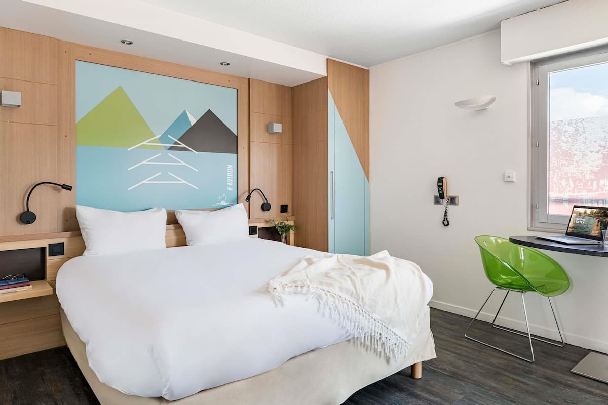 Hypo-allergenic bedding, in-room safe, desk, laptop workspace