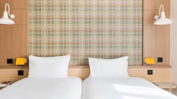 Standard Room, 2 Single Beds | Hypo-allergenic bedding, in-room safe, desk, laptop workspace