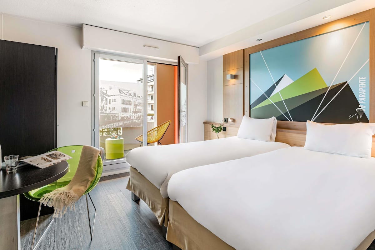 Habitación estándar, 2 camas individuales | Ropa de cama hipoalergénica y caja de seguridad en la habitación