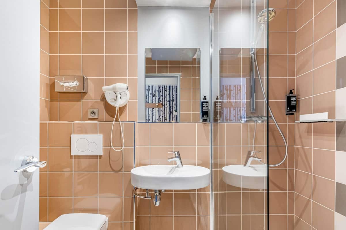 Habitación estándar, 1 cama matrimonial | Ropa de cama hipoalergénica y caja de seguridad en la habitación