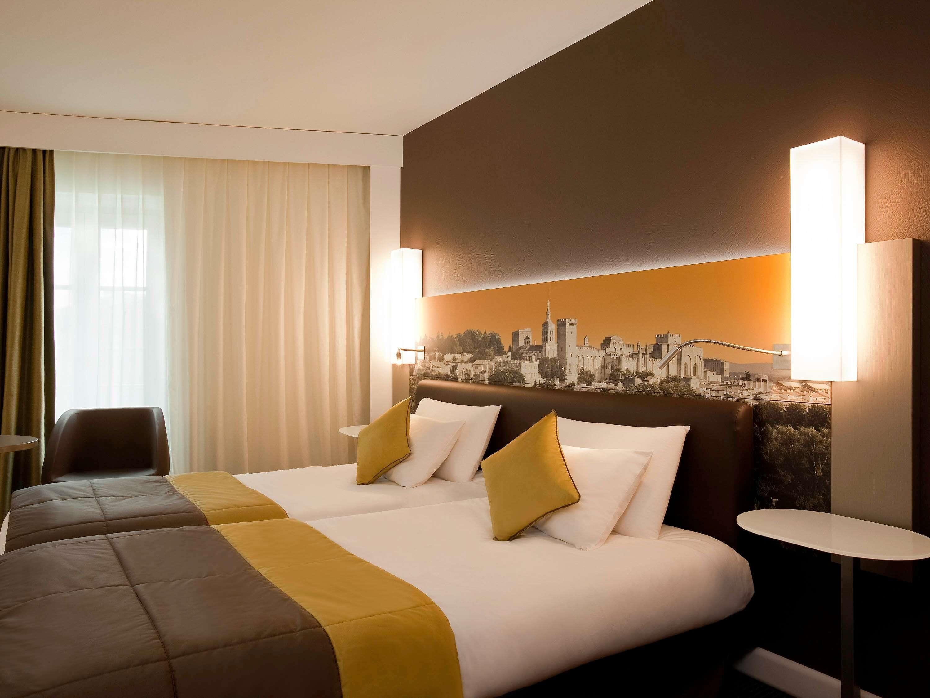 Caja de seguridad en la habitación, muebles diferentes y escritorio 