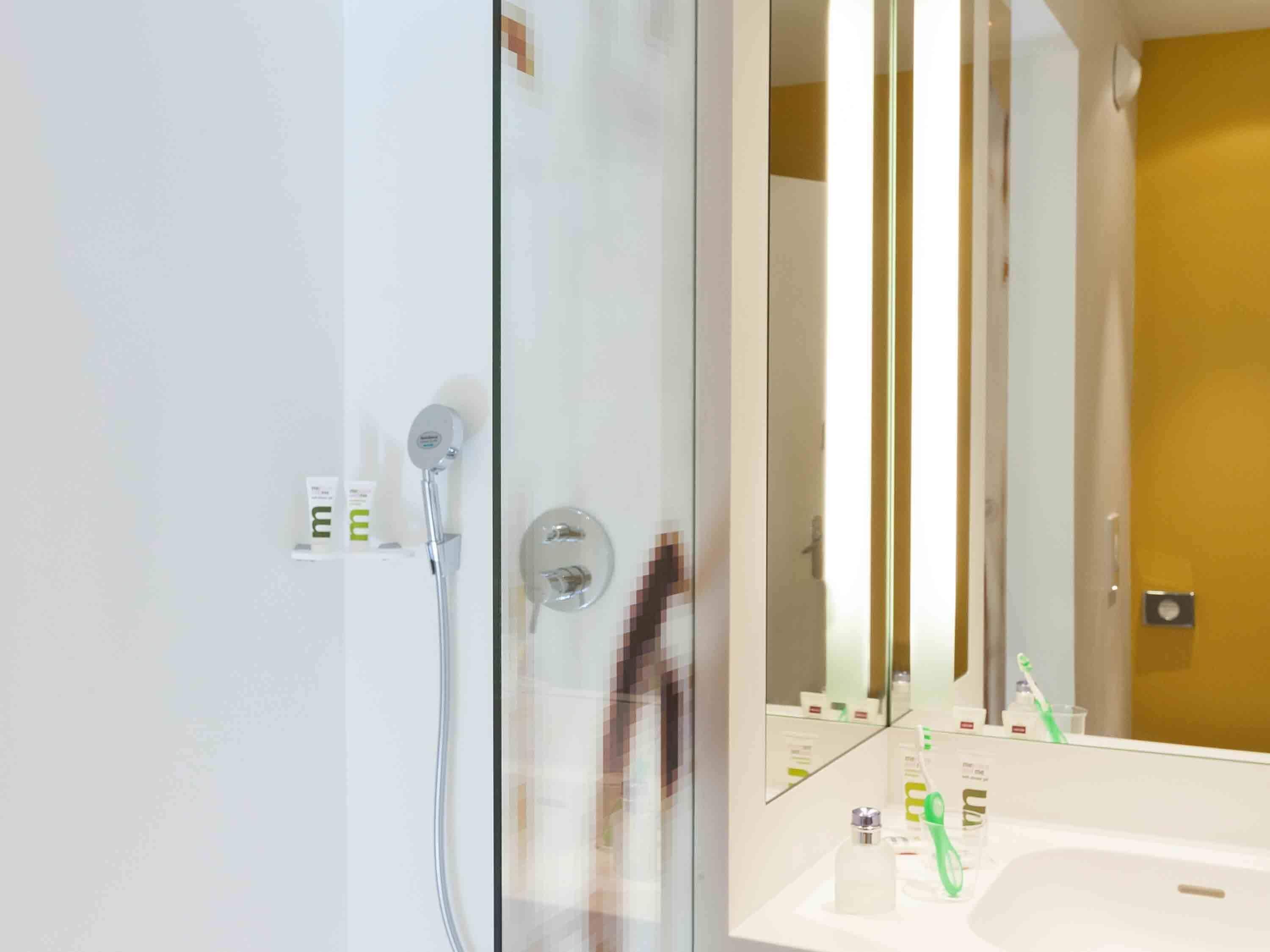 Caja de seguridad en la habitación, muebles diferentes y escritorio 