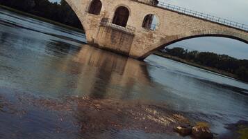 Un puente de piedra con un campanario sobre un río.