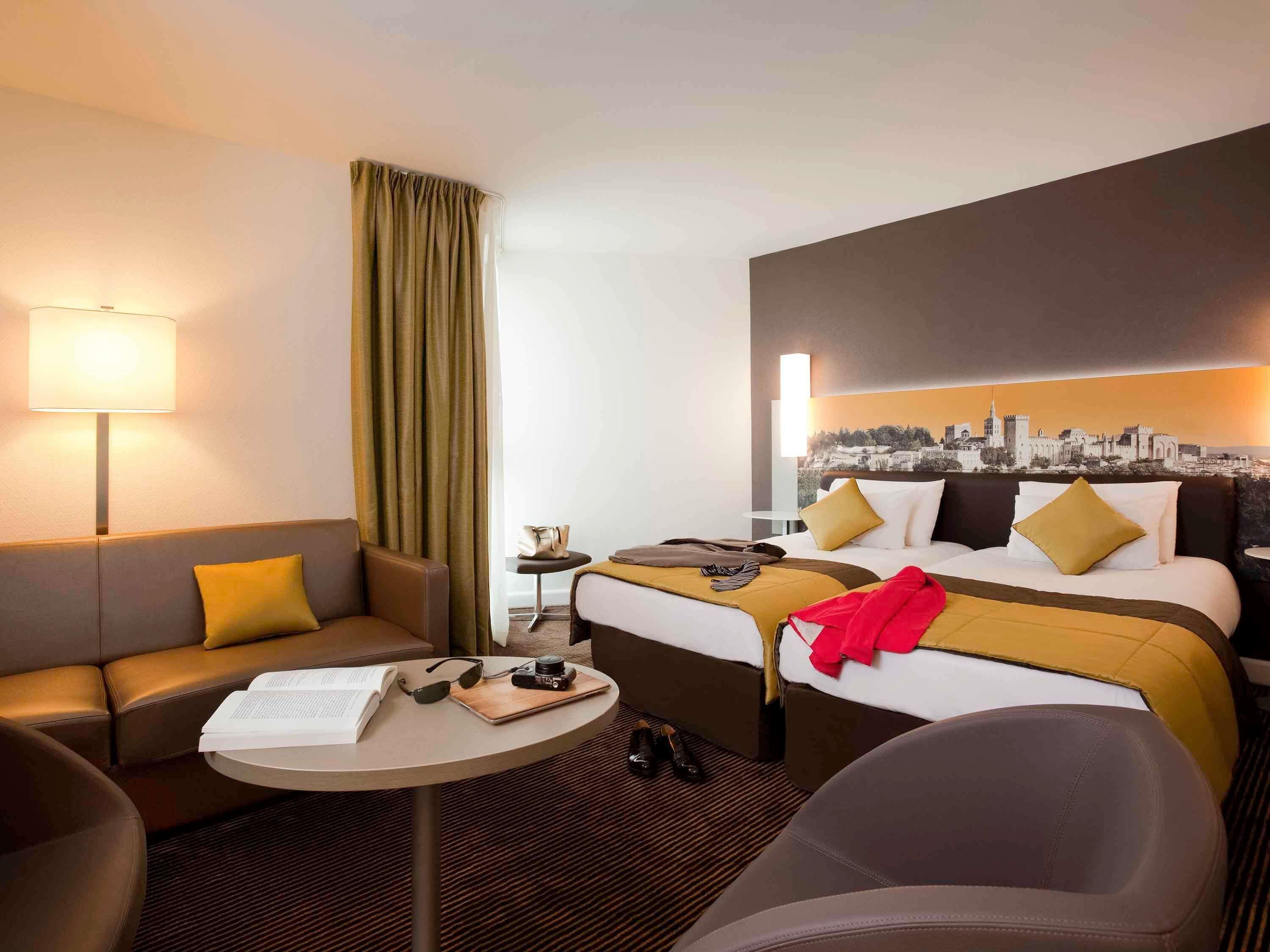 Caja de seguridad en la habitación, muebles diferentes y escritorio 