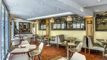 Desayuno buffet todos los días (EUR 18 por persona)