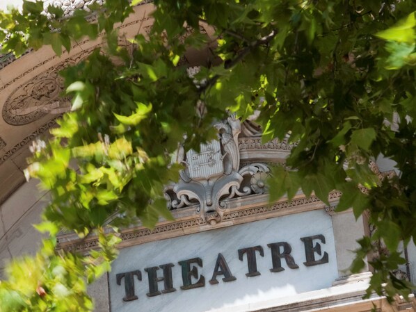 A building facade with the word "THEATRE" prominently displayed. - Mercure Avignon Centre Palais des Papes (Avignon)