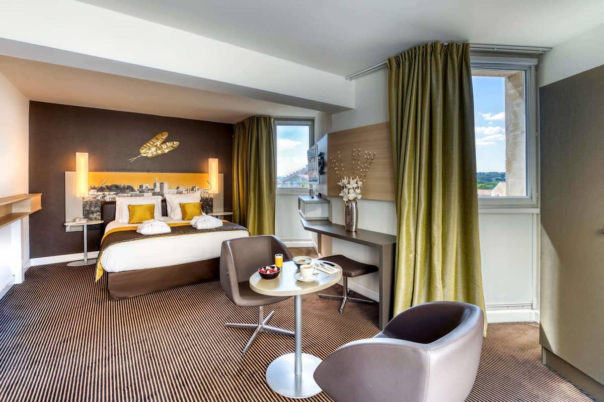 Habitación superior, 1 cama matrimonial y sofá cama | Caja de seguridad en la habitación, muebles diferentes y escritorio