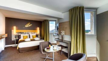 Een kluis op de kamer, individueel gemeubileerd, een bureau