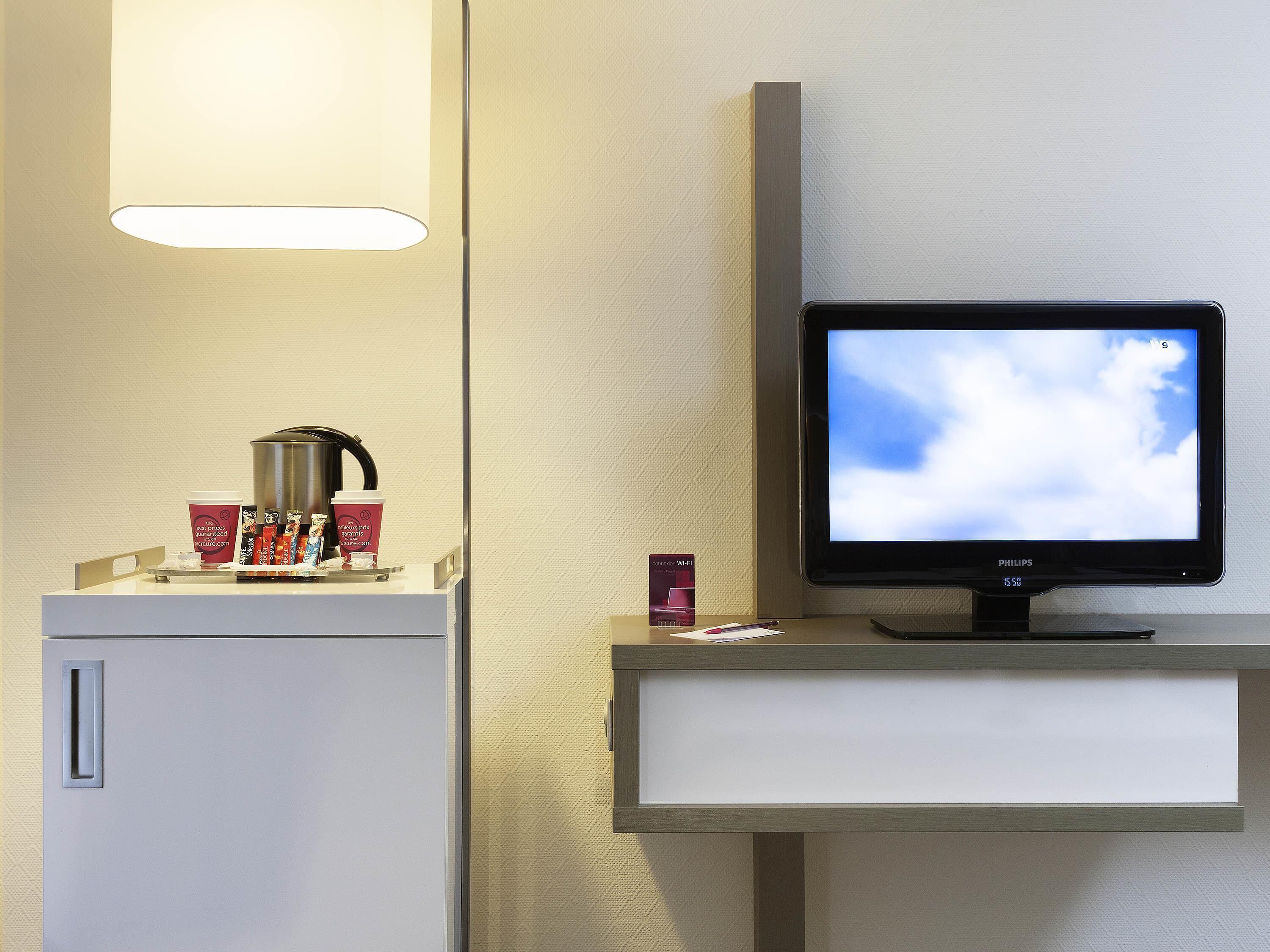 Een kluis op de kamer, individueel gemeubileerd, een bureau