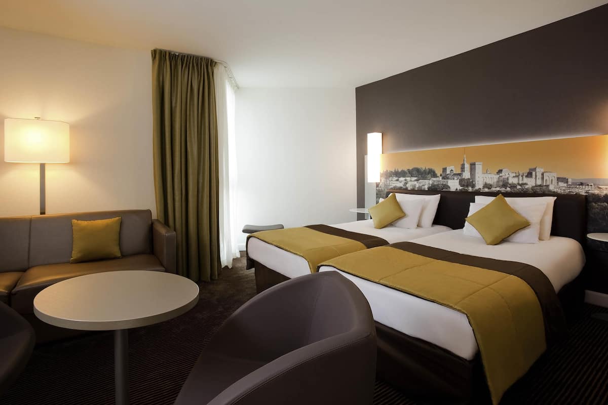 객실 내 금고, 각각 다르게 가구 비치, 책상, 암막 커튼