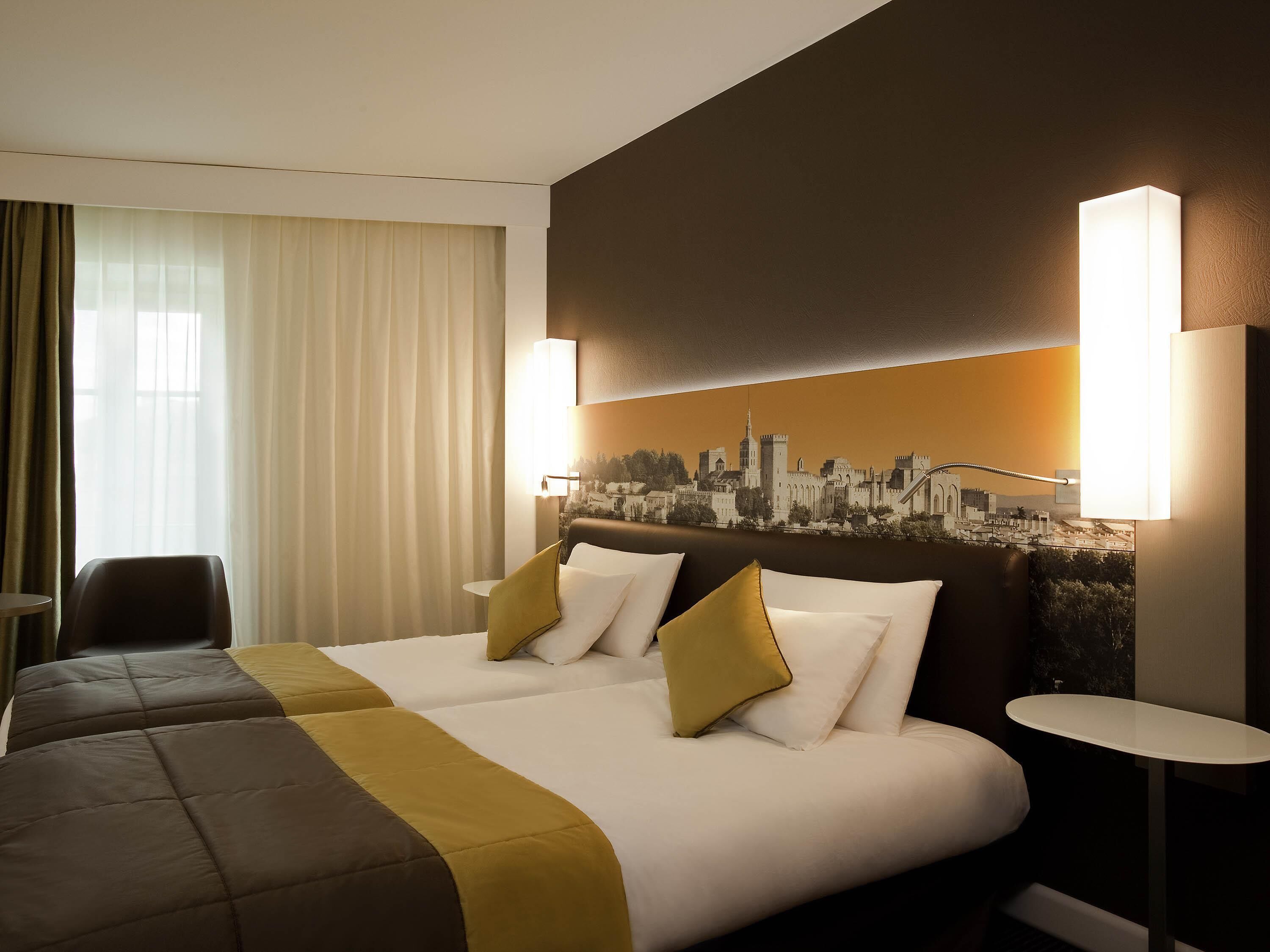 Caja de seguridad en la habitación, muebles diferentes y escritorio 