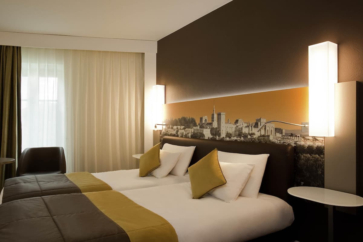 Klassieke kamer, 2 eenpersoonsbedden | Een kluis op de kamer, individueel gemeubileerd, een bureau