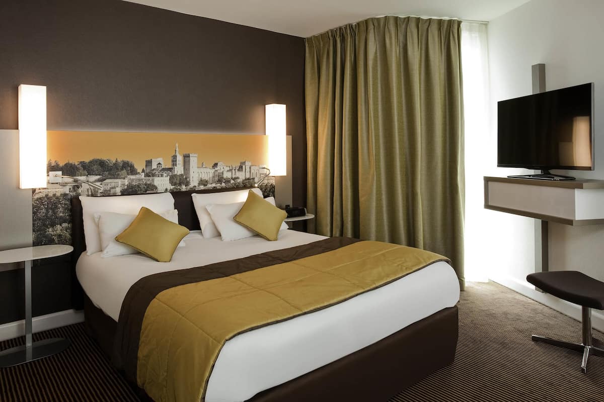 Habitación clásica, 1 cama matrimonial | Caja de seguridad en la habitación, muebles diferentes y escritorio