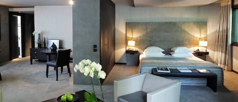 Peralatan tempat tidur premium, bar mini, peti besi dalam bilik, meja