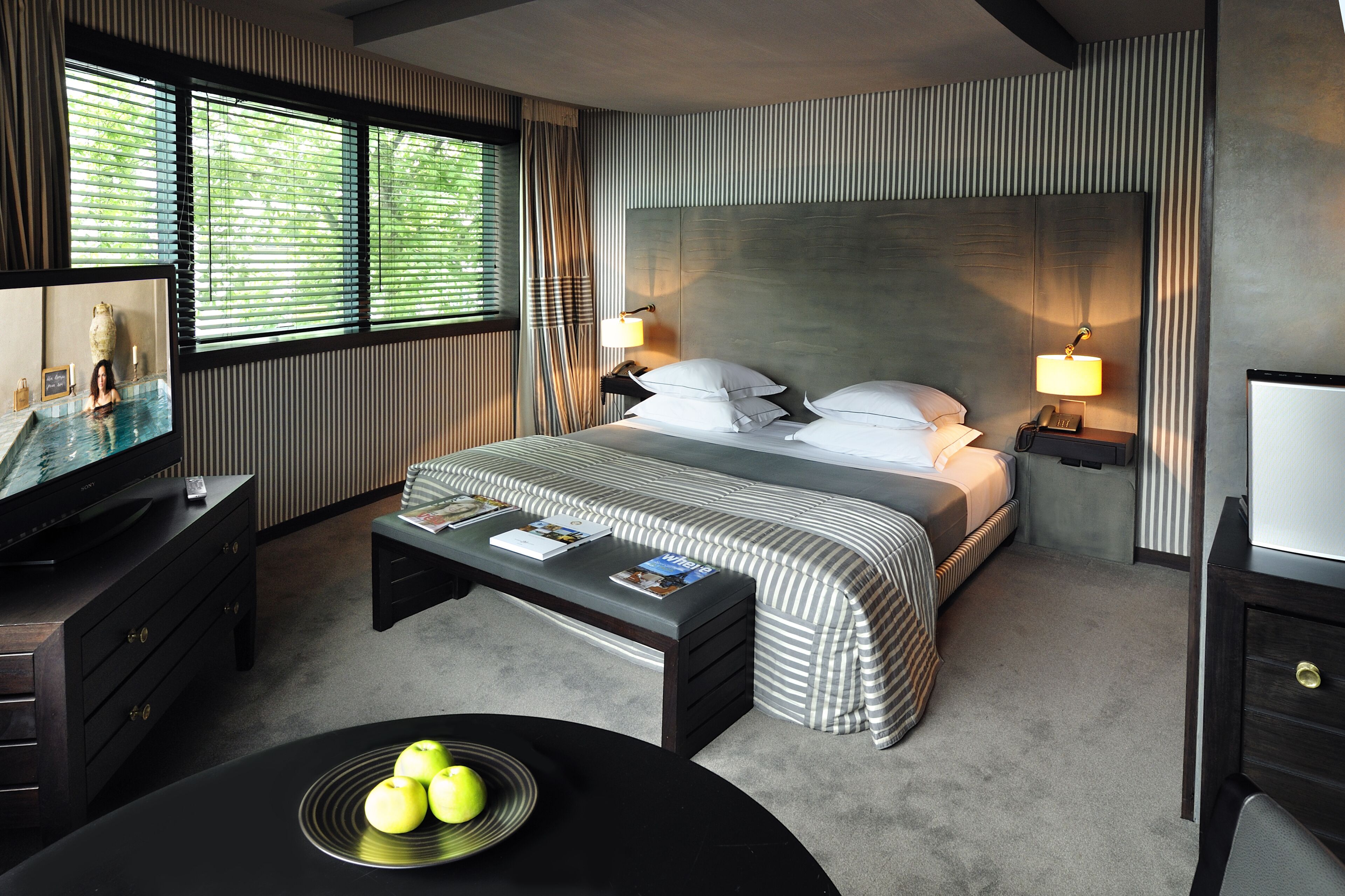 suite | premium bedding, minibar, in-room safe, desk