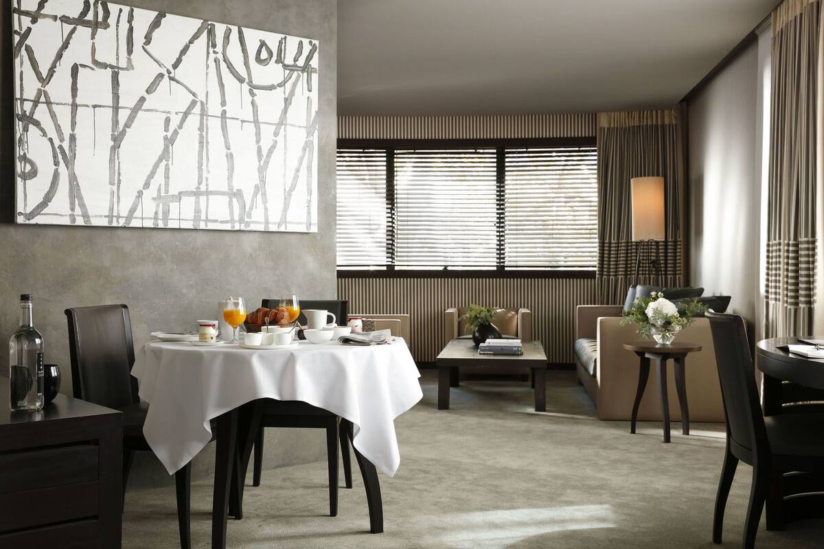 Phòng Suite | Khu vực ăn uống tại phòng