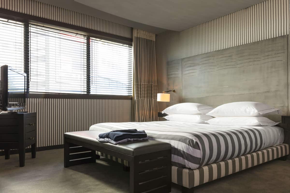 Quarto clássico | Roupas de cama premium, frigobar, cofres nos quartos, escrivaninha