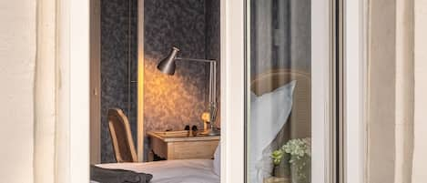 Business kamer, balkon | Luxe beddengoed, een minibar, een kluis op de kamer, een bureau