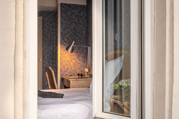 Business Room, Balcony | 1 bedroom, premium bedding, minibar, in-room safe