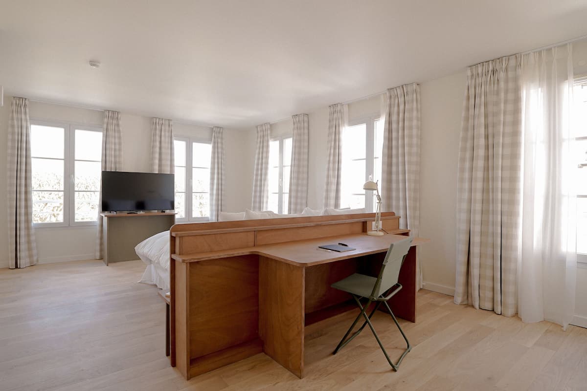 Ropa de cama de alta calidad, colchones con pillow-top y minibar 