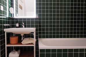 Bathtub, free toiletries, hair dryer, towels