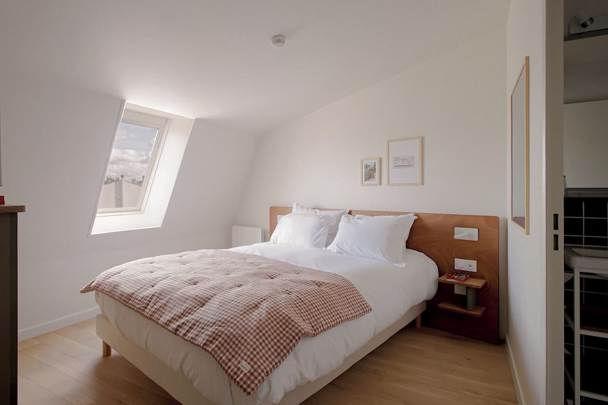 Ropa de cama de alta calidad, colchones con pillow-top y minibar 