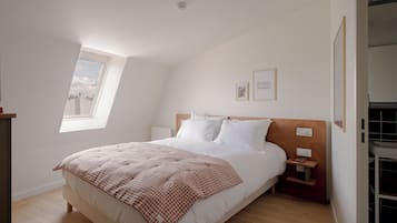高級寝具、ピロートップベッド、ミニバー、客室ごとに異なるインテリア