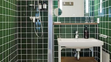 Eenpersoonskamer | Badkamer | Een bad, gratis toiletartikelen, een haardroger, handdoeken