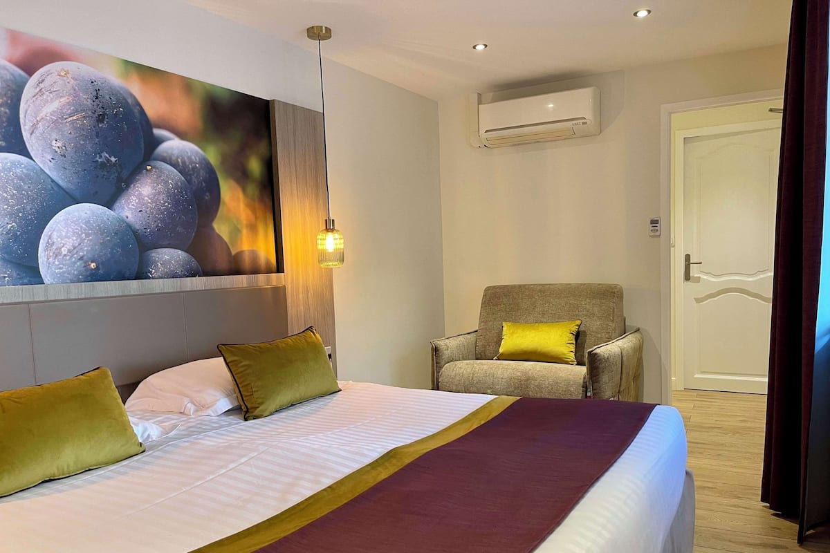 Deluxe Room, Berbilang Katil, Non Smoking | Peralatan tempat tidur premium, peti besi dalam bilik