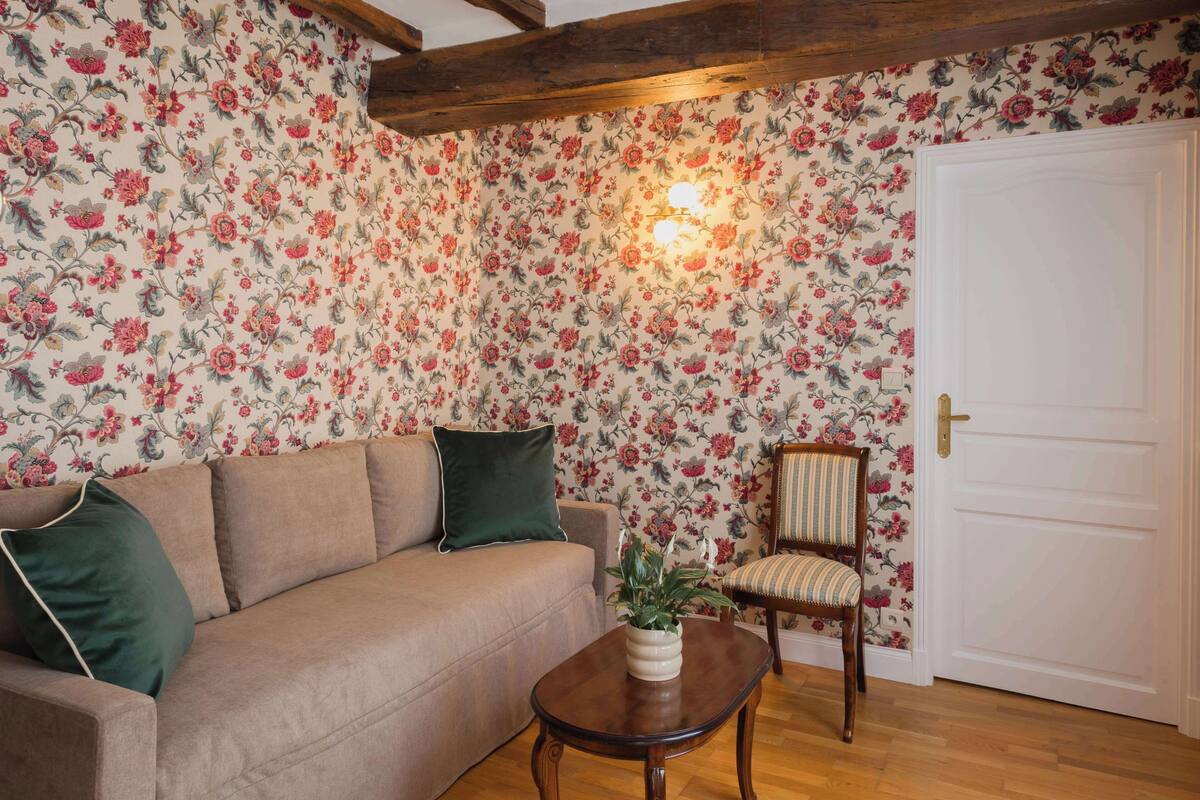 suite, multiple beds, non smoking | 1 bedroom, premium bedding, in-room safe, individually decorated