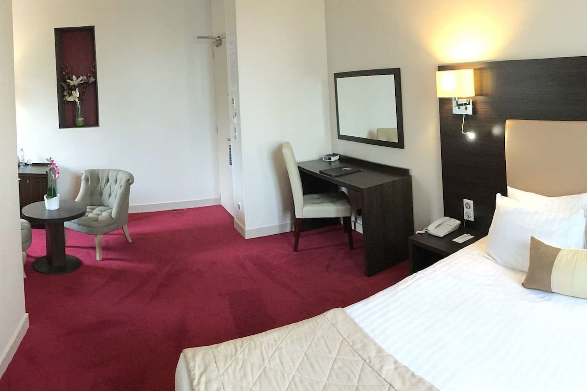 Junior Suite, 1 Queen Bed, Non Smoking, Balcony | Premium bedding, in-room safe, individually decorated, desk