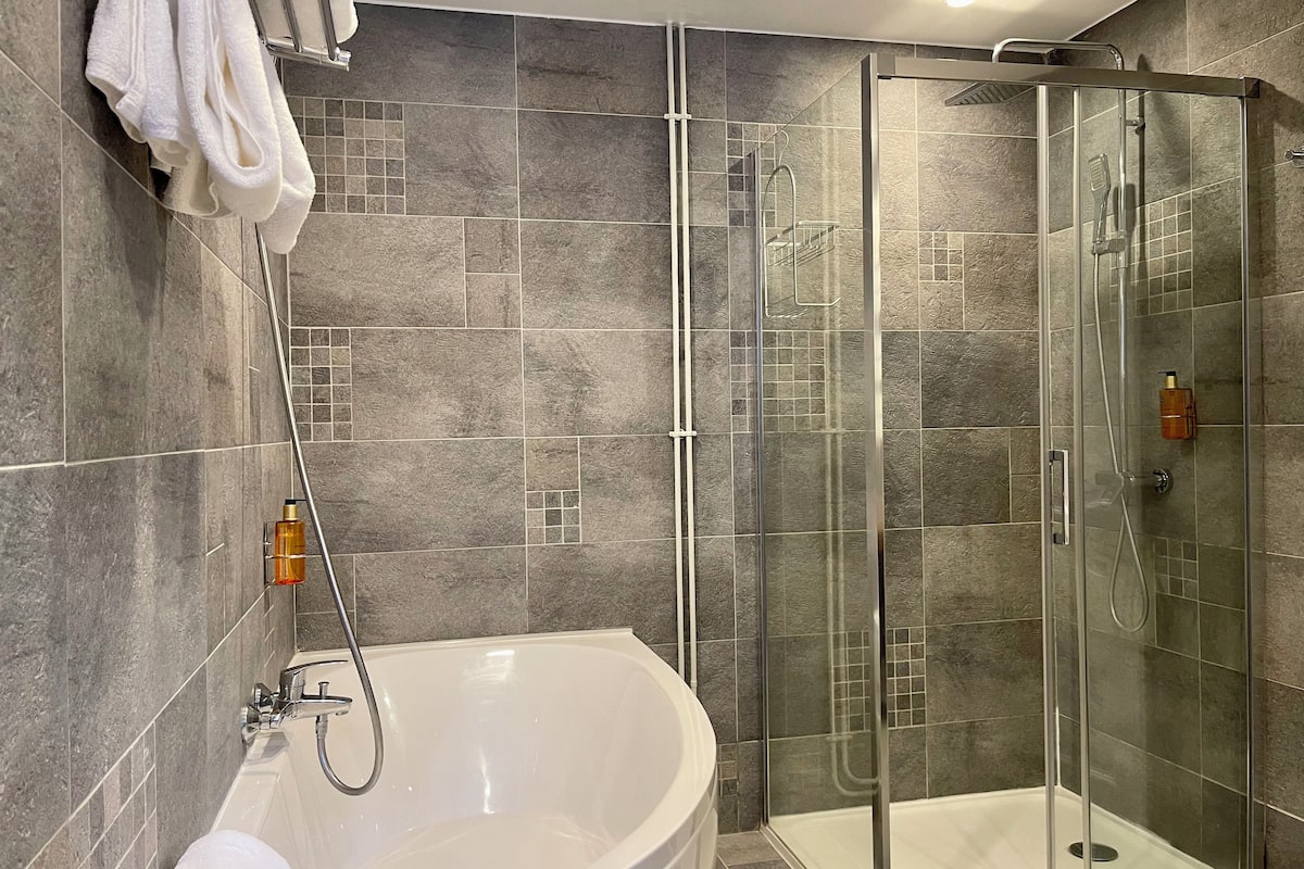 deluxe room, multiple beds, non smoking | bathroom | free toiletries, hair dryer, towels, soap