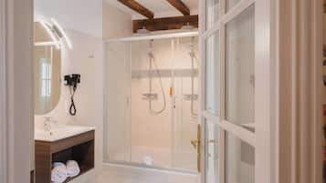 Suite, Mehrere Betten, Nichtraucher | Hochwertige Bettwaren, Zimmersafe, individuell dekoriert, Schreibtisch