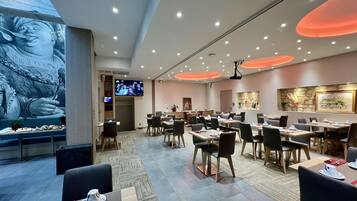 Se ofrece un desayuno bufé (15 EUR por persona)