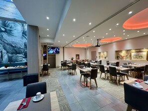 朝食 (ビュッフェ)、毎日提供 (1 名様 15 EUR)