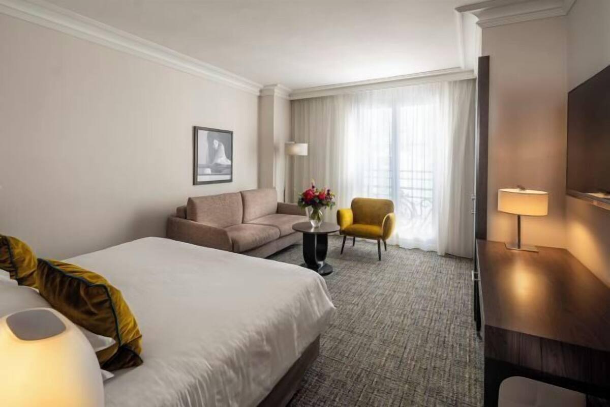 Bộ đồ giường cao cấp, nệm Select Comfort, minibar