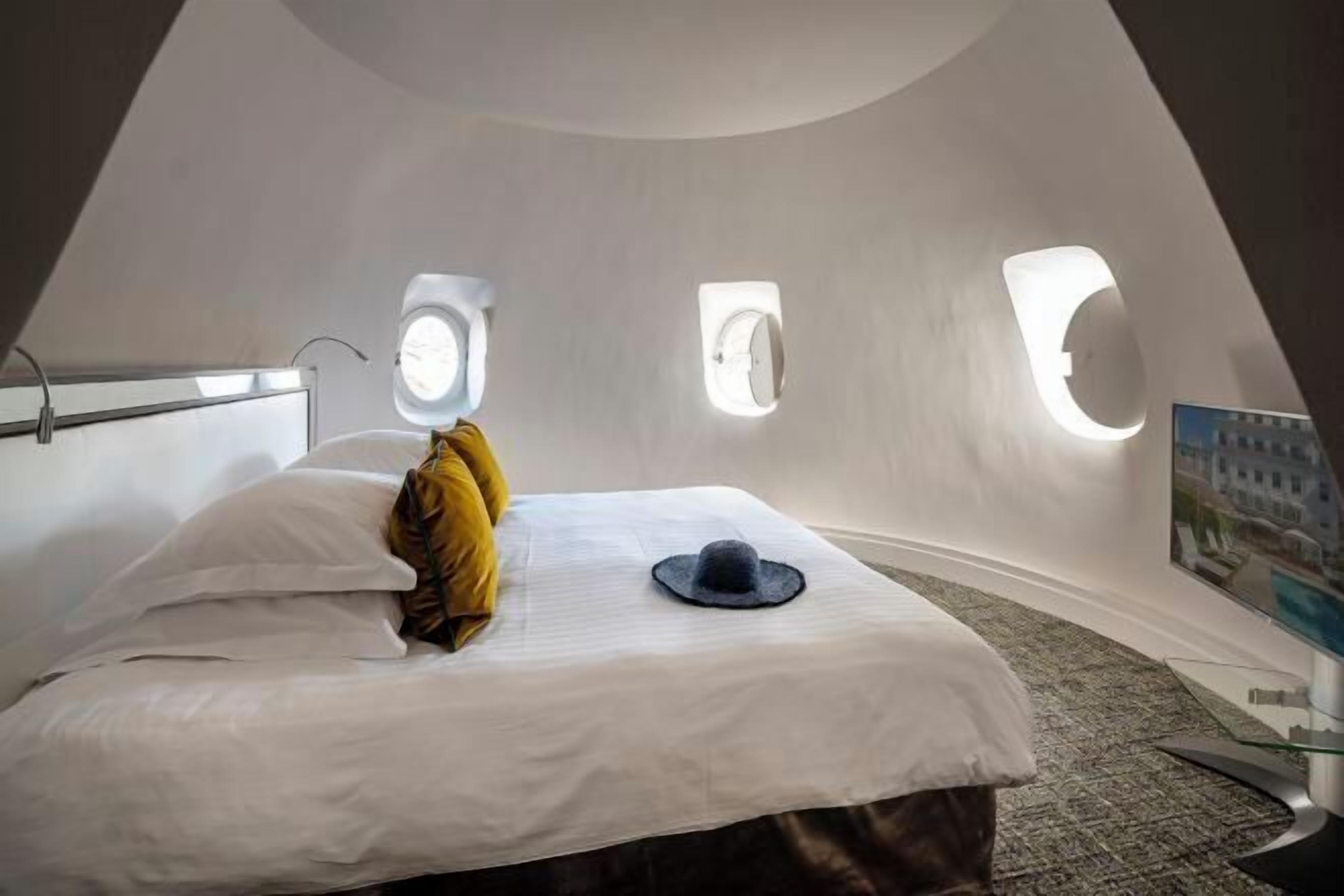 Sengetøy av topp kvalitet, senger med Select Comfort-madrass og minibar