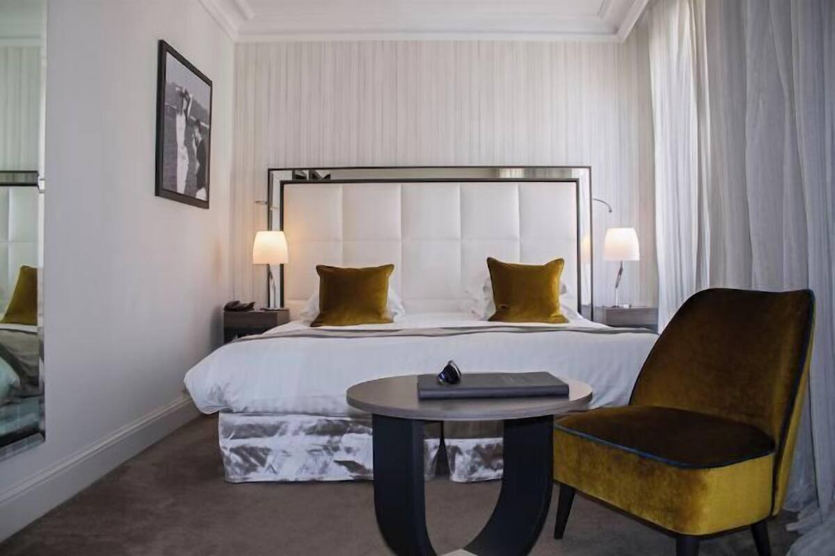 Bộ đồ giường cao cấp, nệm Select Comfort, minibar