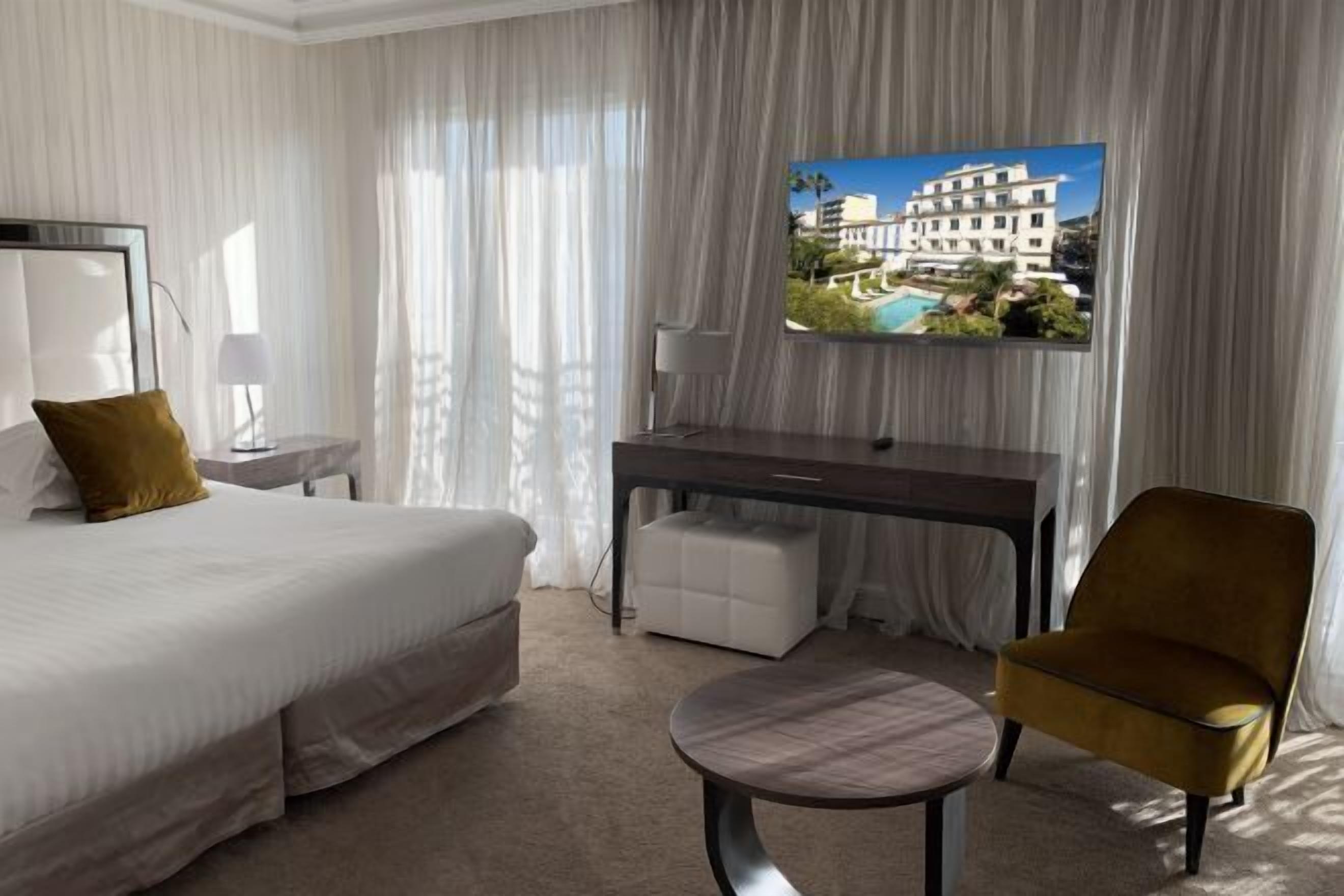 Sengetøy av topp kvalitet, senger med Select Comfort-madrass og minibar