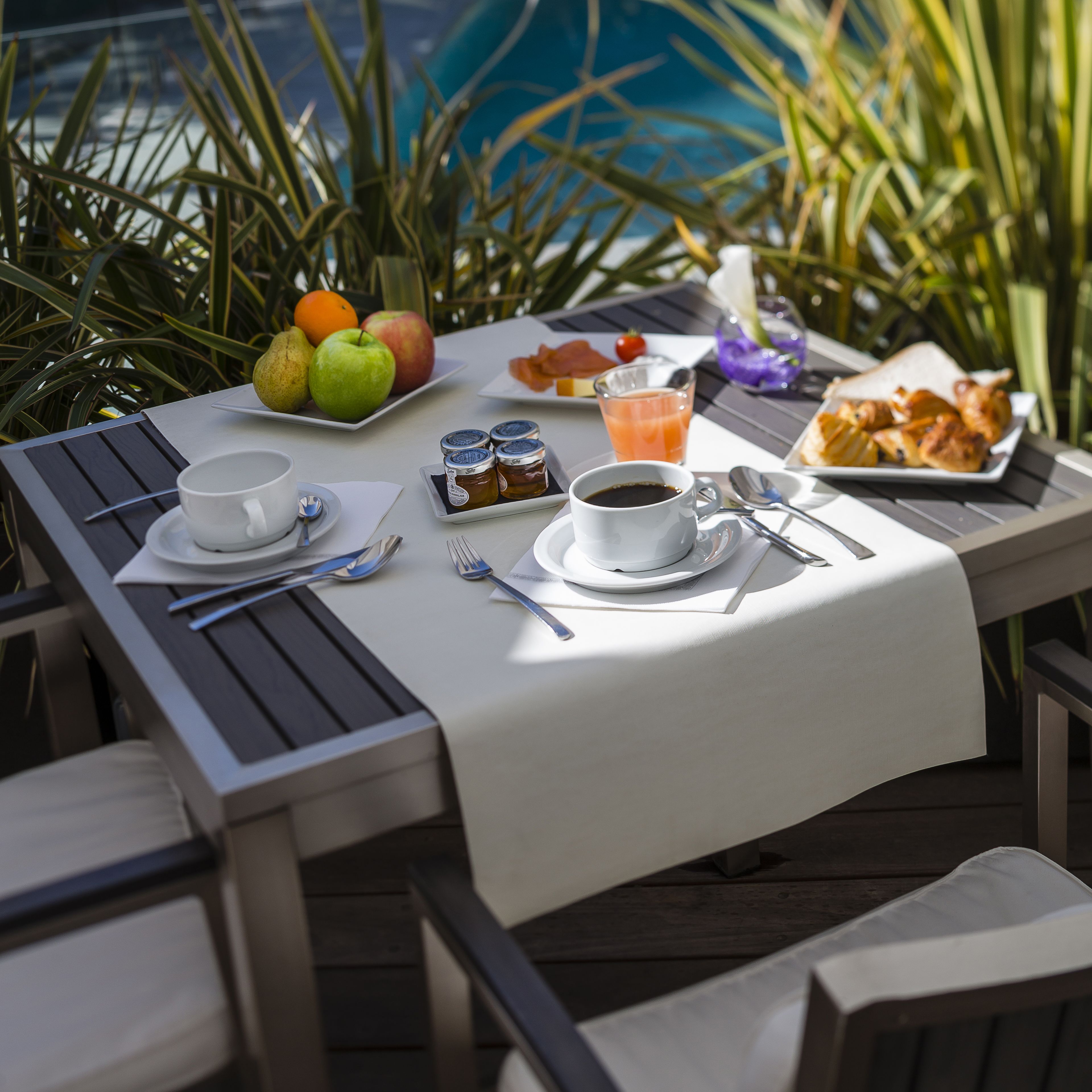 daily continental breakfast for a fee