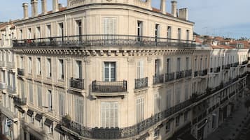 Un edificio a più piani con balconi decorati, ampie finestre e uno stile architettonico classico.