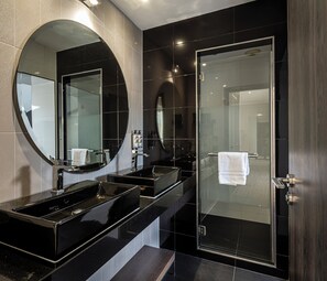 Prestige Suite | Bathroom | Designer toiletries, hair dryer, bathrobes, slippers - Hôtel Le Canberra (Cannes)