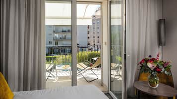 Junior-Suite, Terrasse | 1 Schlafzimmer, hochwertige Bettwaren, Select-Comfort-Betten, Minibar